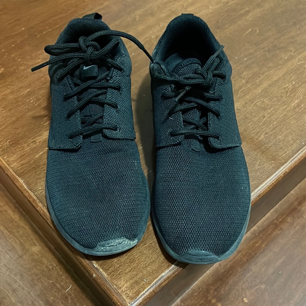 EUC Nike Rosh size 8 women